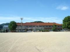 世羅小学校