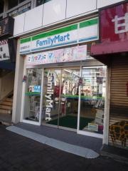 ファミリーマート　成増駅前店