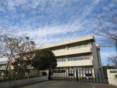 新治小学校