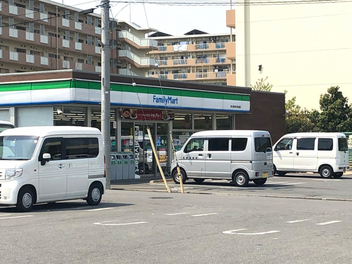 所沢街道沿いのファミマです