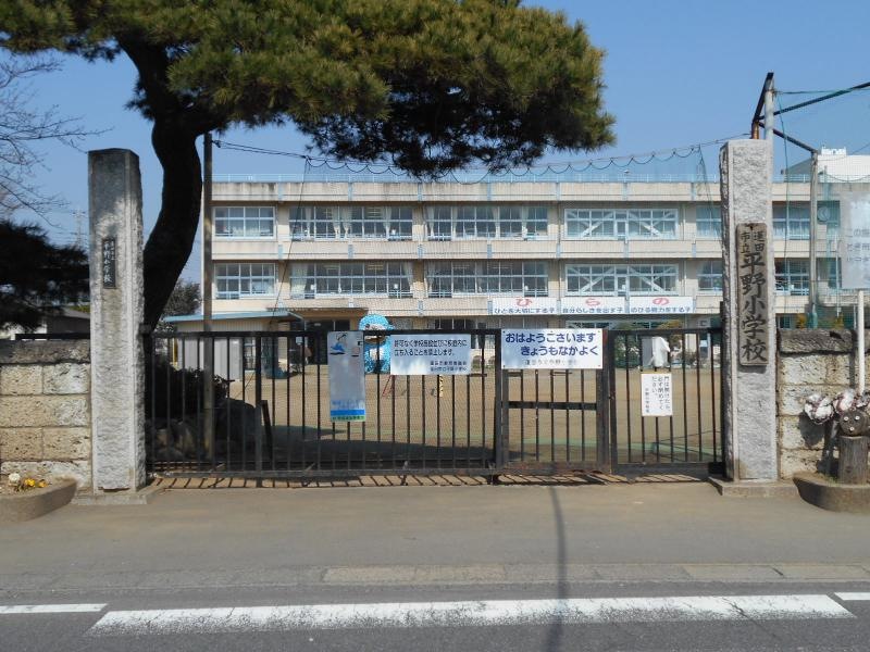 正門前