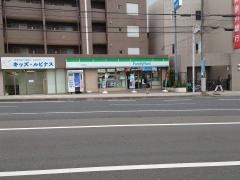 ファミリーマート　中田駅前店