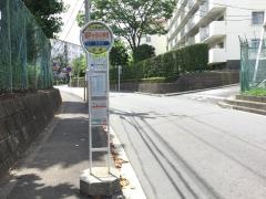 「瀬戸ケ谷小学校」バス停留所