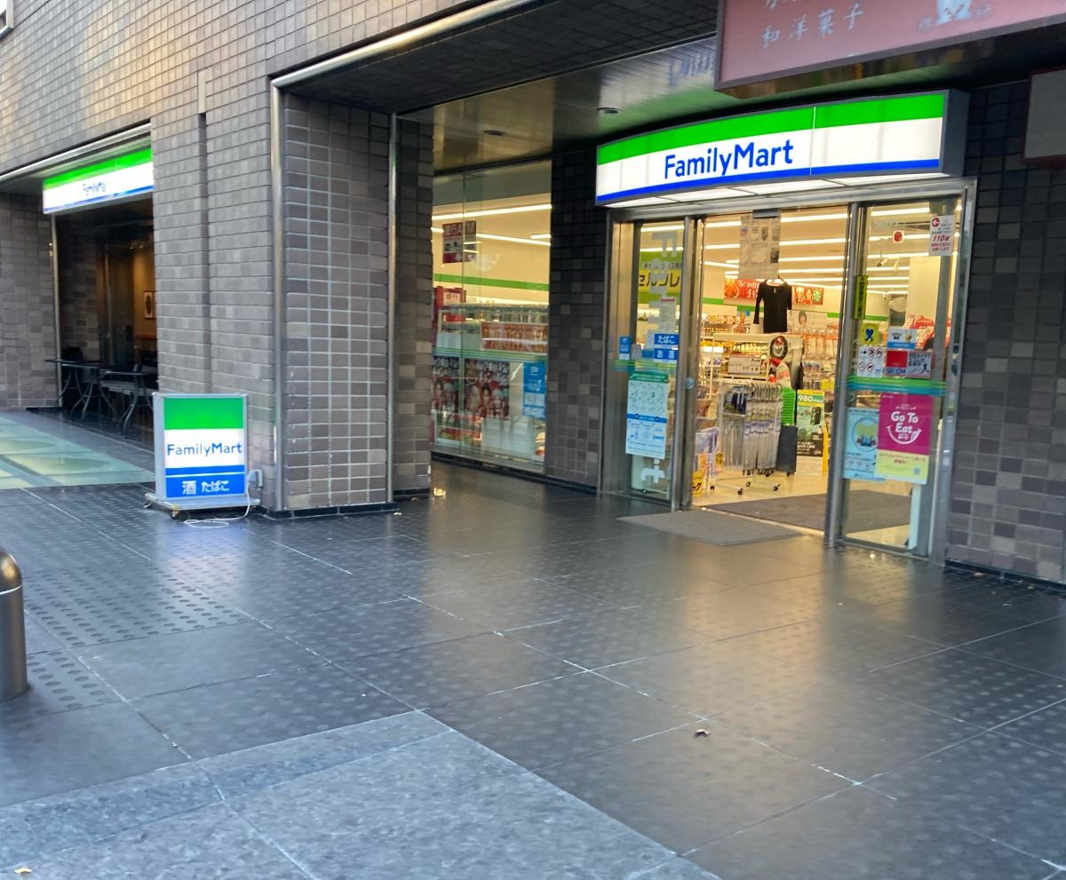 店舗外観と行灯看板。