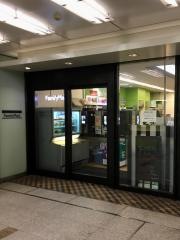 ファミリーマート　日本橋三井タワー店