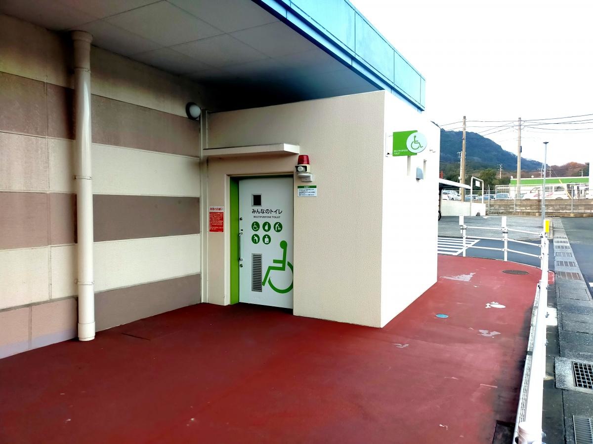 安心して誰でも使えるトイレがお店の外に設置されています。