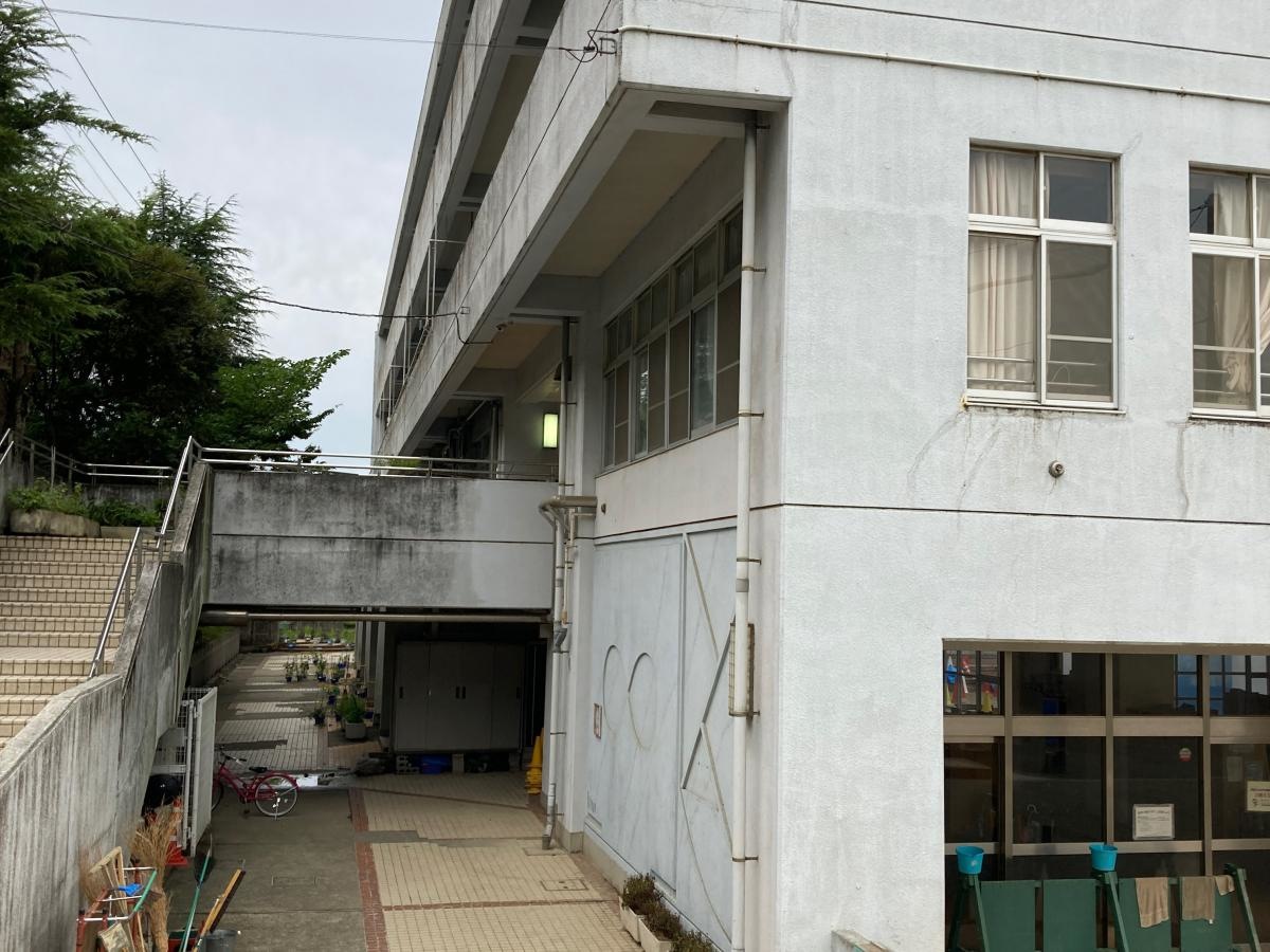小坂小学校の施設外観です。