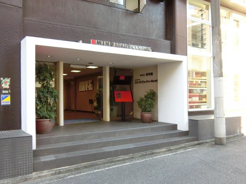 施設建物玄関！