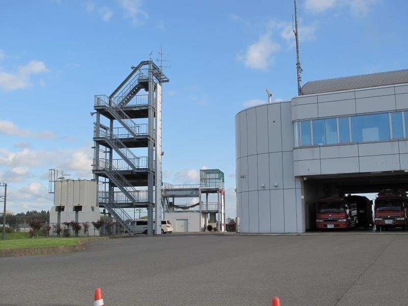 待機車両と、訓練施設