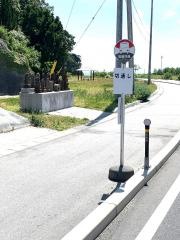 「切通し」バス停留所
