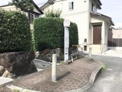 「育英学園」バス停留所