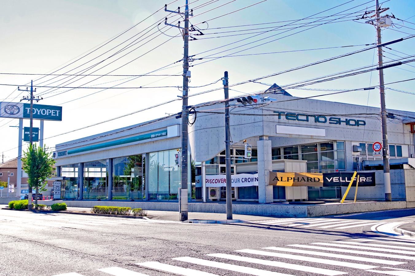 北東方向からの店舗外観