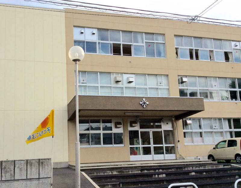 豊平区のど真ん中に位置する小学校。