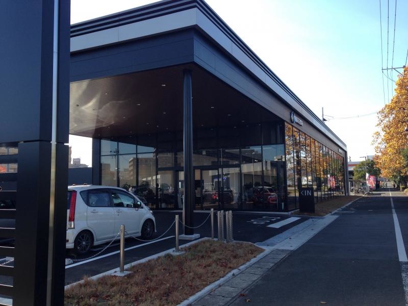 東北マツダ長町店の外観とショールーム
