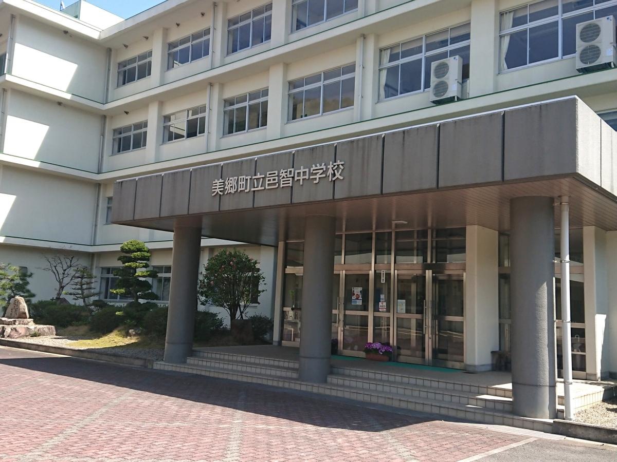 校舎正面玄関