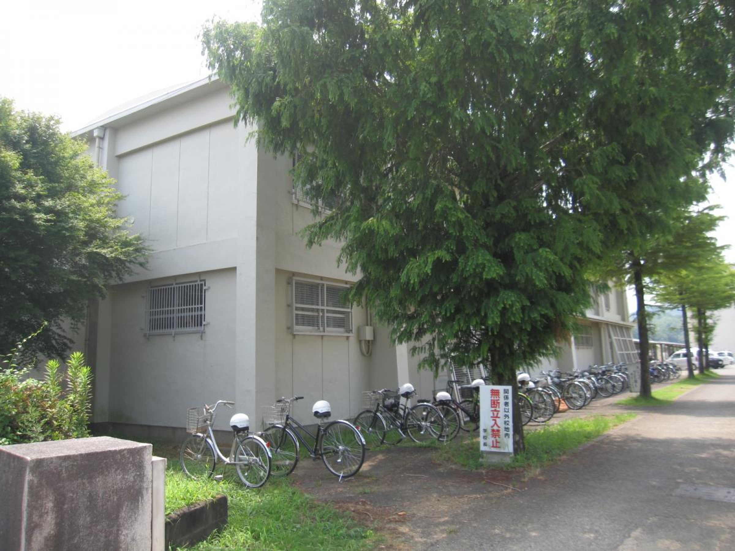 上 八 万 中学校
