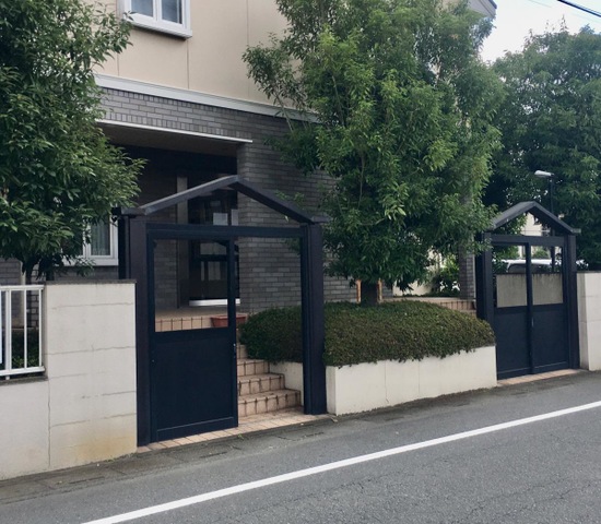 施設入り口前の門。