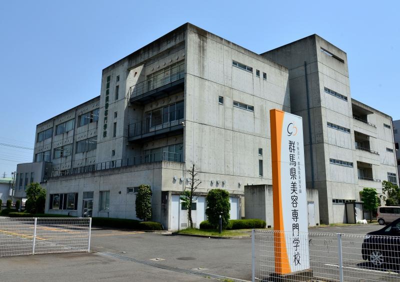 西側からの校舎