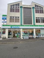 ファミリーマート　富野荘駅前店