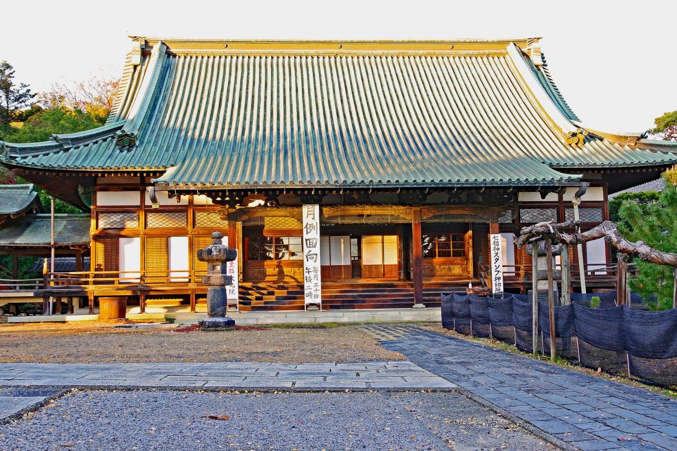 「新田寺」の本堂外観