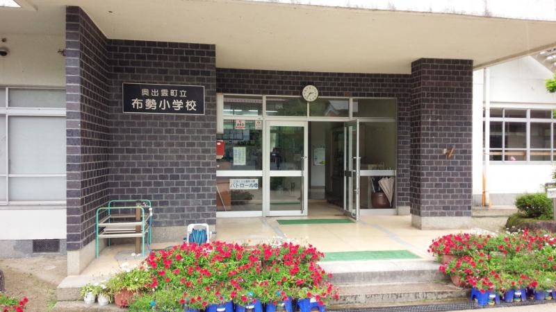 布施小学校　正面玄関