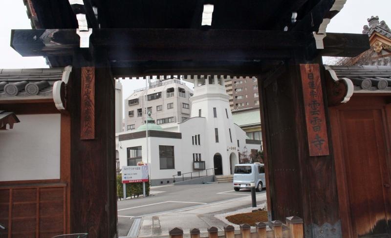 雲雷寺門前