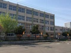 日新小学校