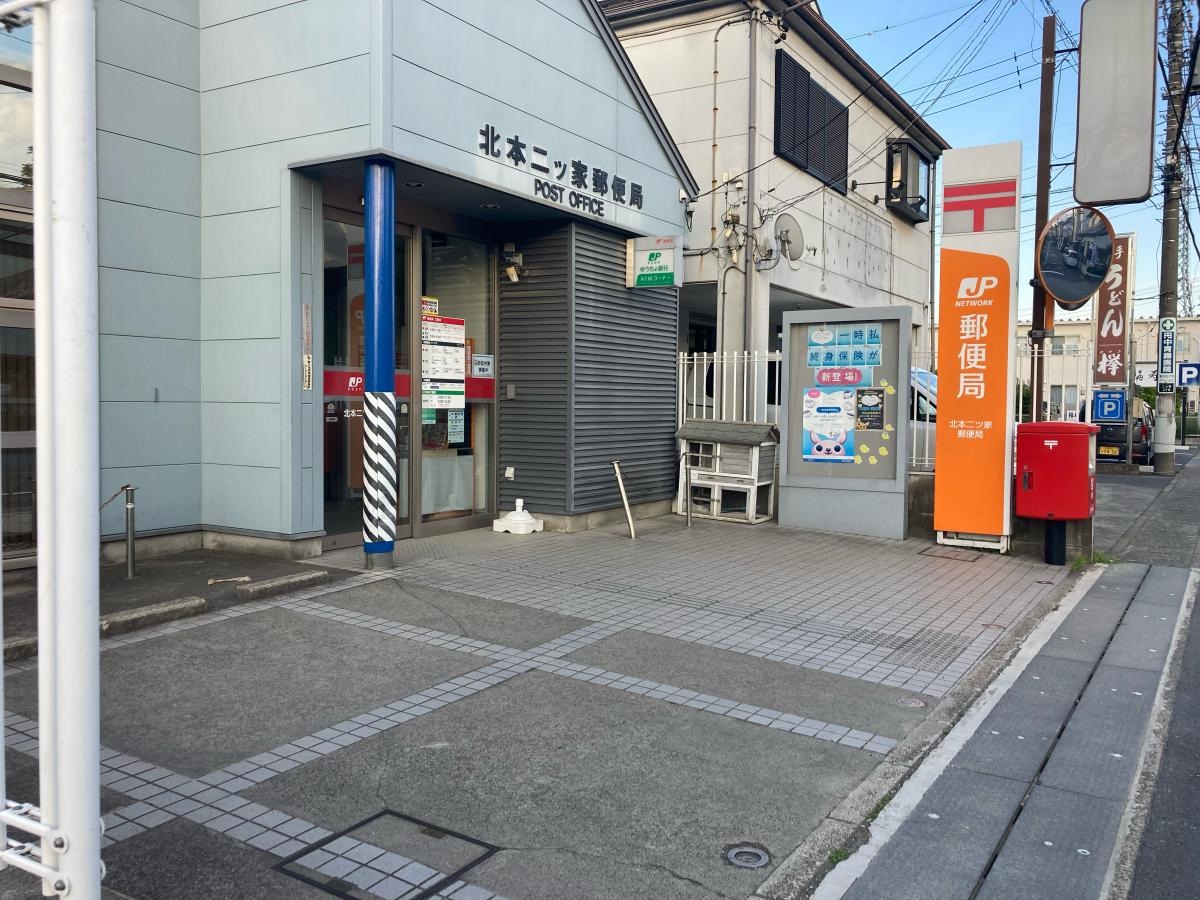 施設外観と看板。