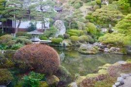 久遠寺水鳴楼前庭