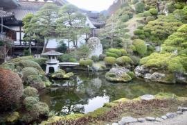 久遠寺水鳴楼前庭