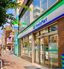 ファミリーマート　ナディアパーク前店