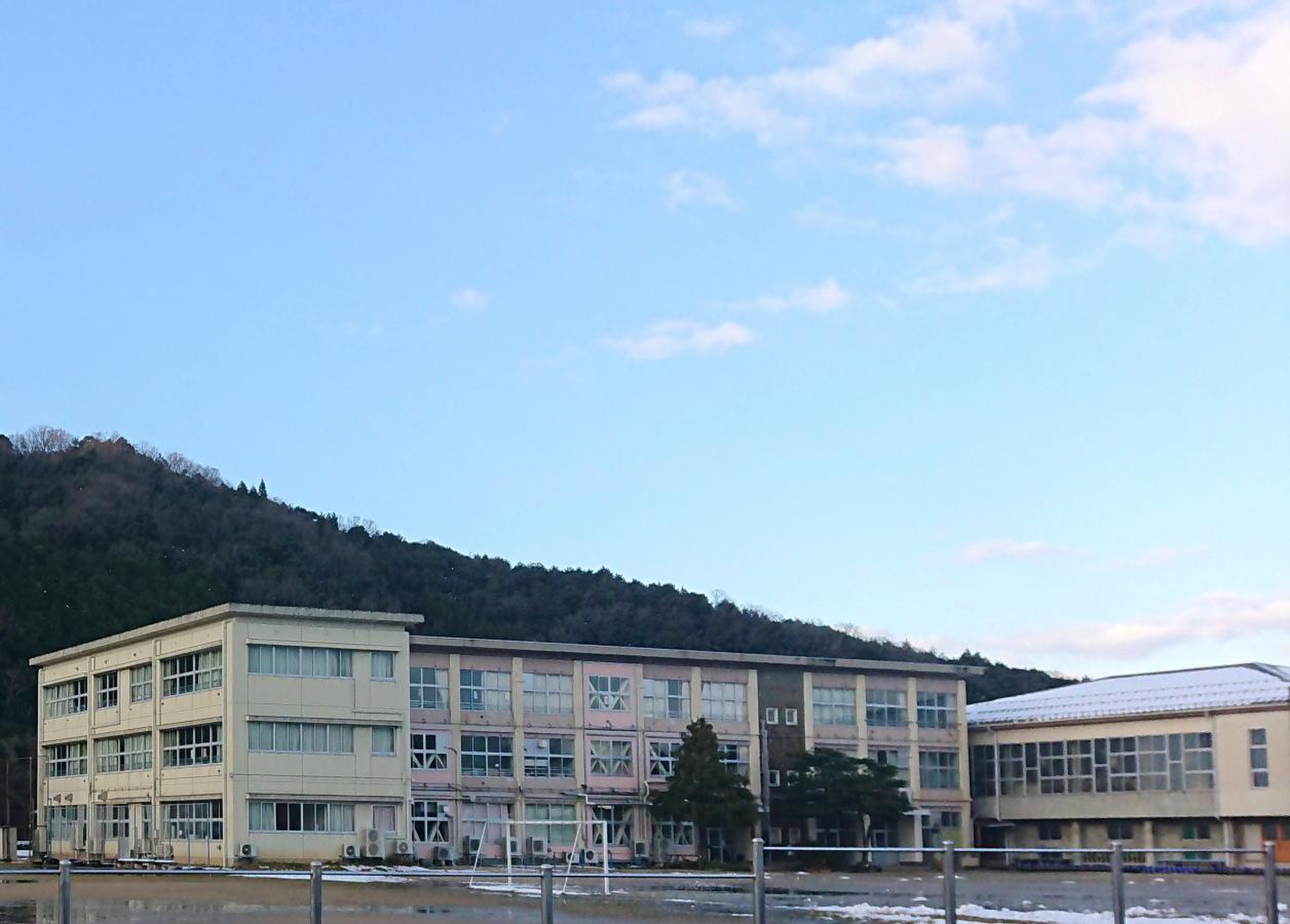 母 里 小学校