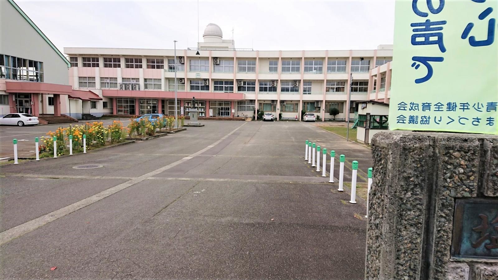 新潟県塩沢町の塩沢小学校です。