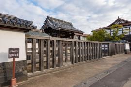 旧萩藩校明倫館南門