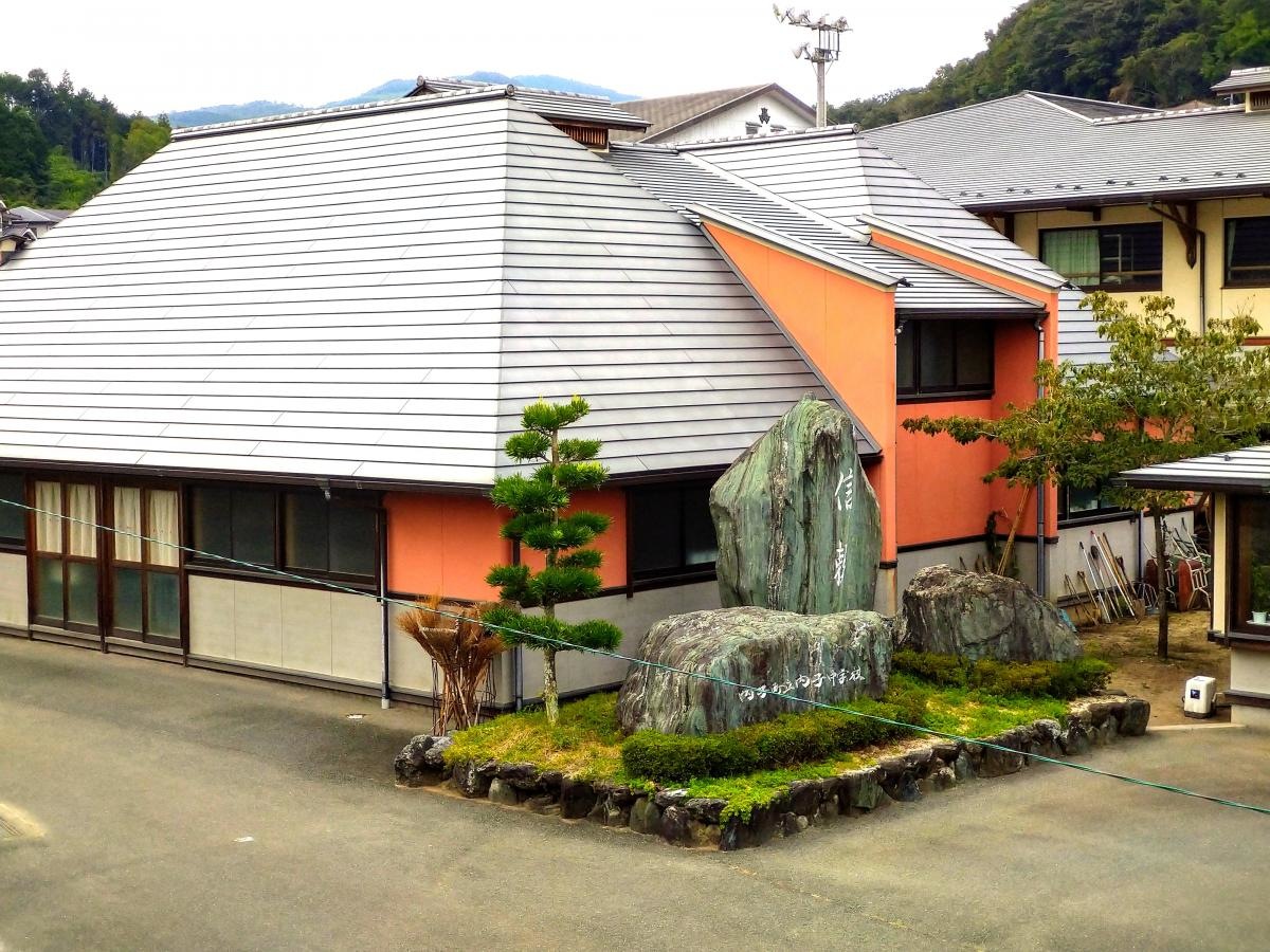 自然が豊かな場所にある中学校です。