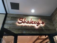 シェーキーズ　よみうりランド店