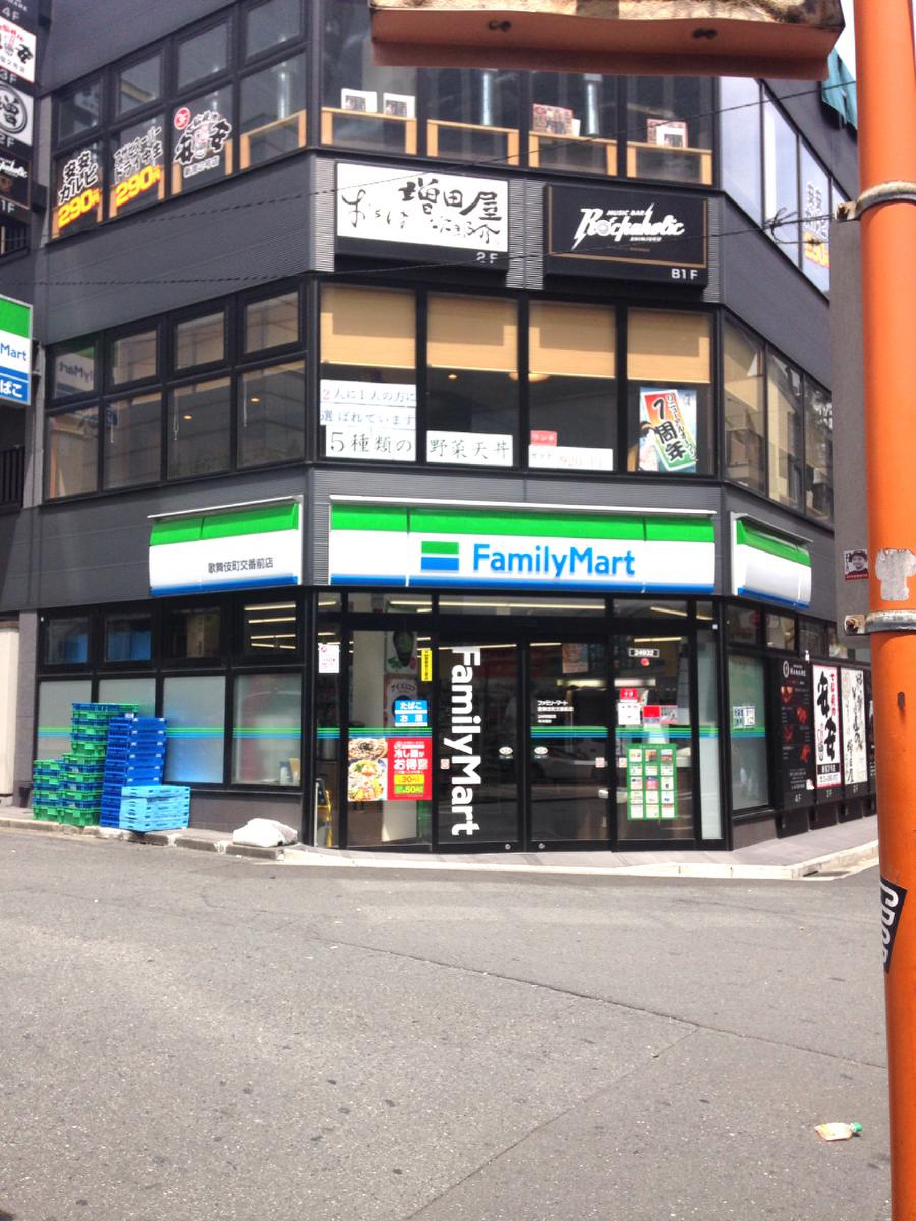 歌舞 伎町 コンビニ