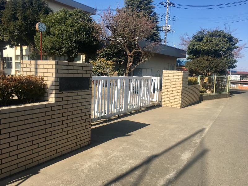 施設外観（正門）。