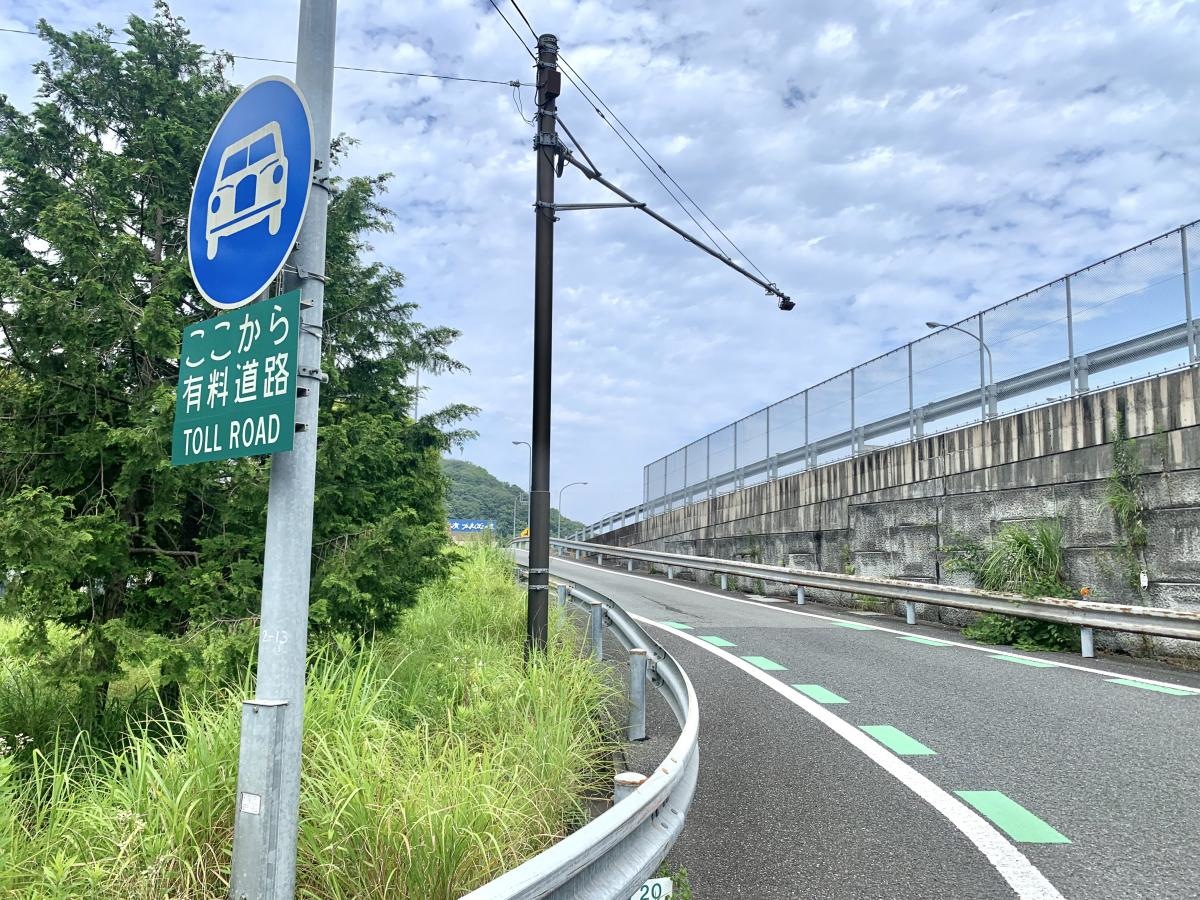 箱根口ICの入口からの本線アプローチ道路外観