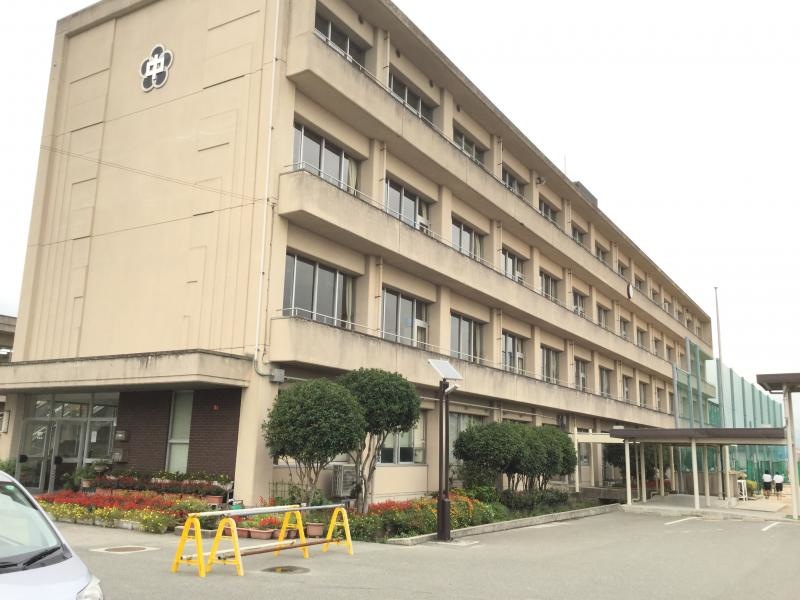 防府市の『右田中学校』です。