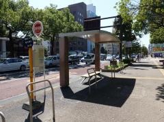 「県庁通り中央公園前」バス停留所
