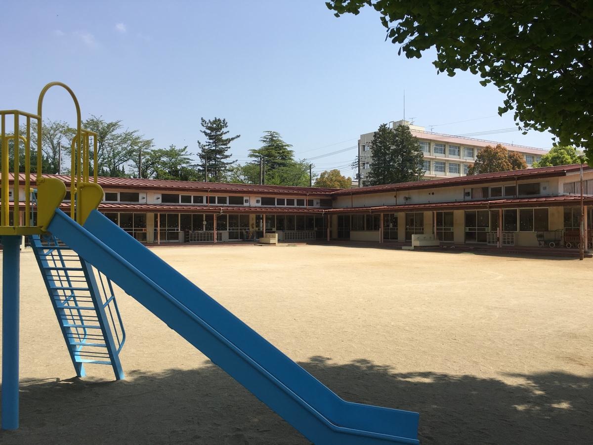 滑り台と校舎