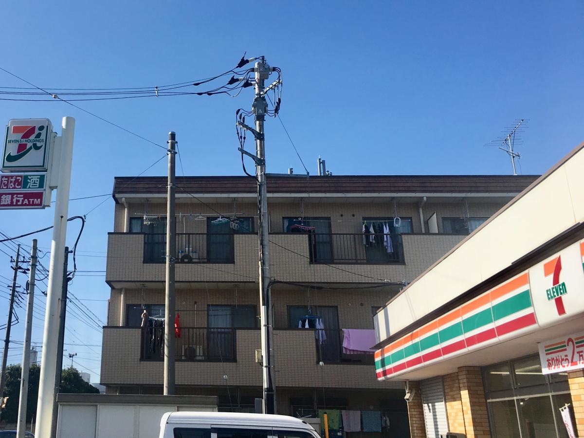 看板と店舗外観。