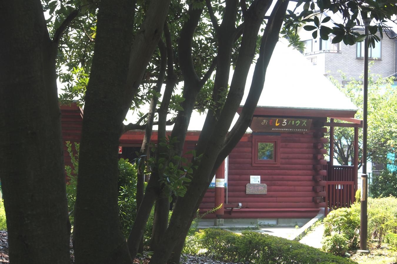 公園奥の丸太小屋です