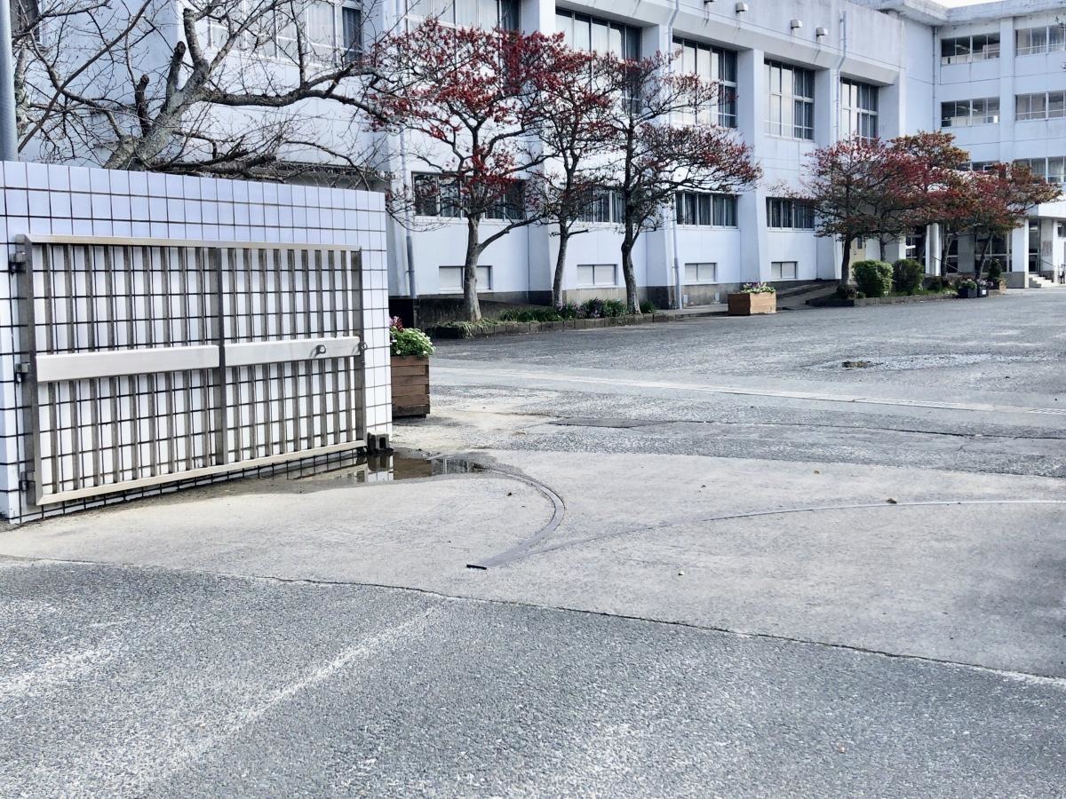 天拝中学校の外観です。