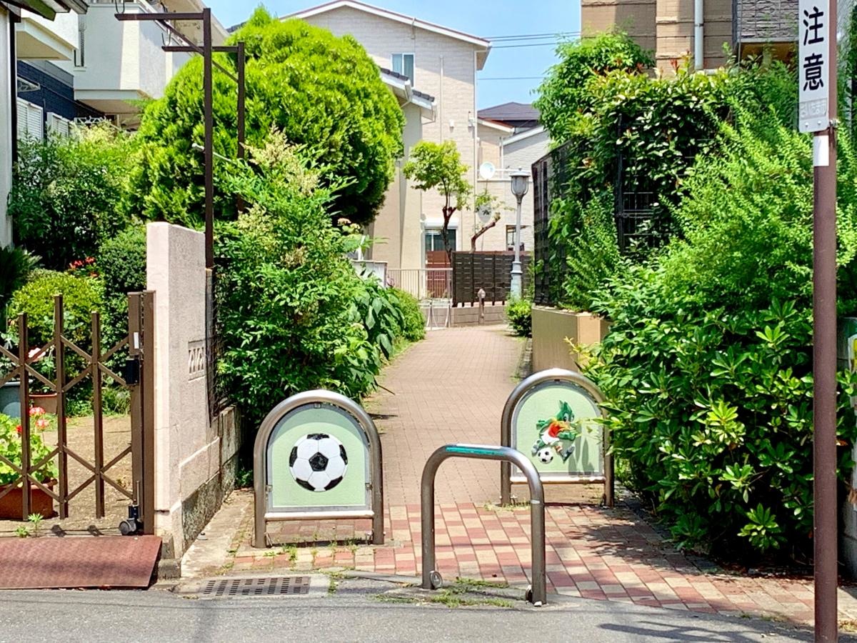元町緑道の中央部の西側からの外観