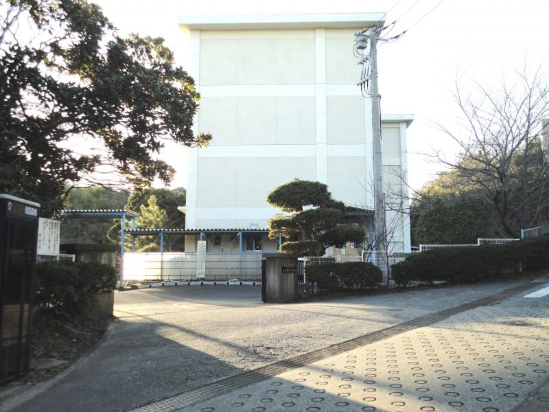 上宮田小学校校門