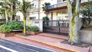 新宿区立牛込第三中学校