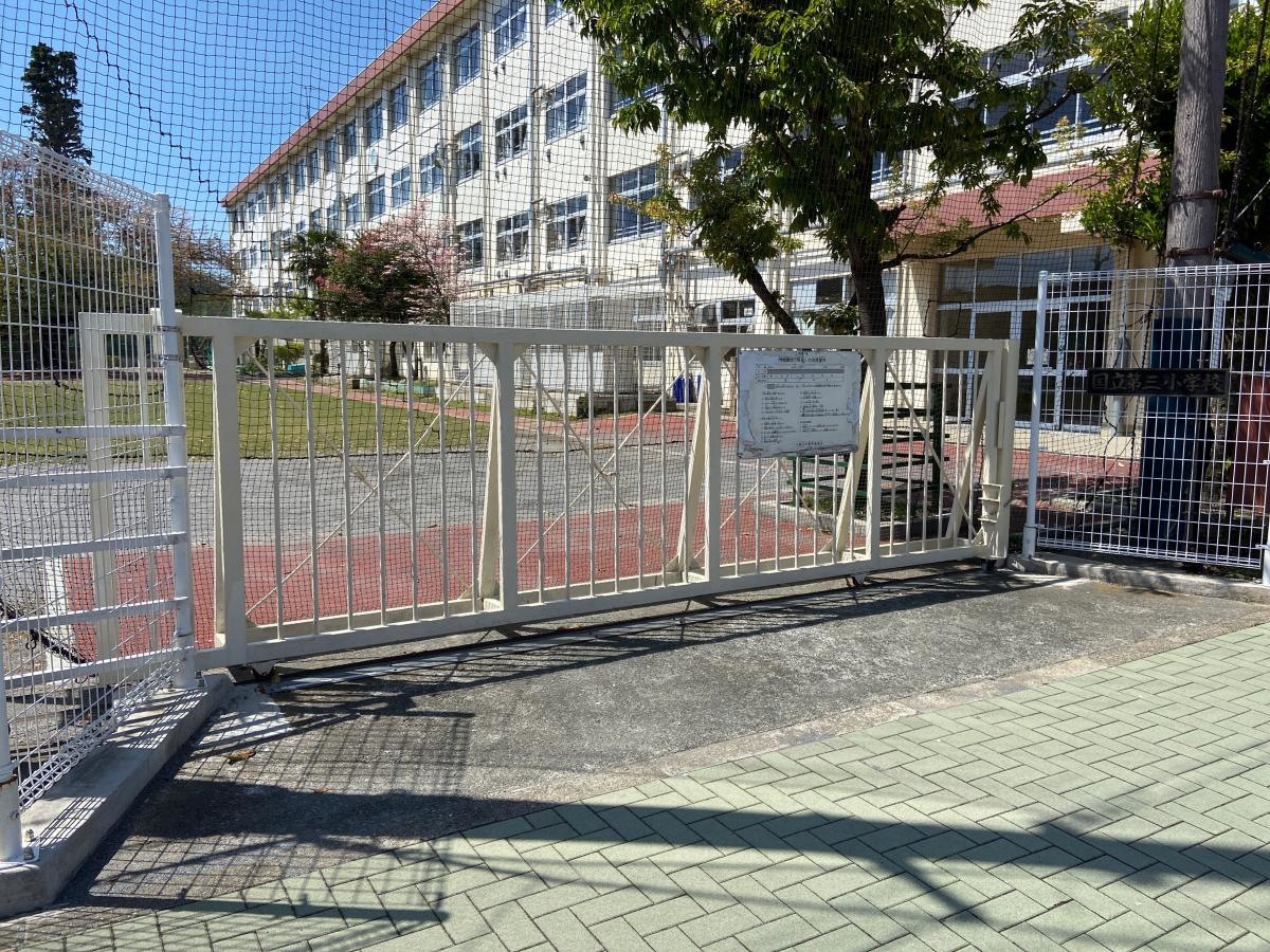 校門入口
