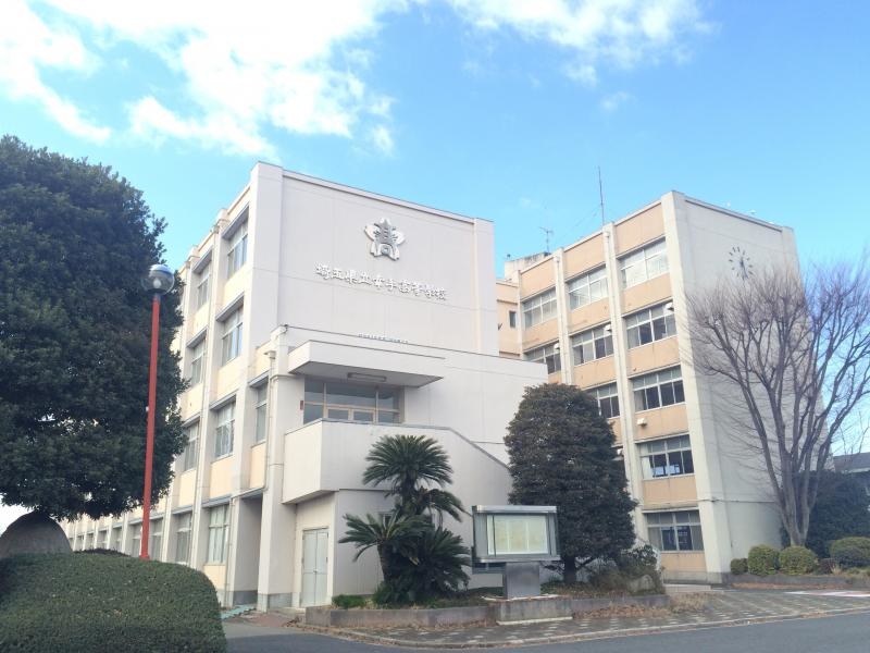 埼玉県立幸手高等学校の正門からの校舎の外観